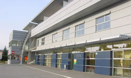 Wohn- und Geschäftshaus in Voitsberg, Fassadenbekleidung über die ganze Gebäudelänge