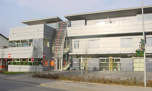 Wohn- und Geschäftshaus in Voitsberg, Eingangsseite mit verglastem Treppenhaus