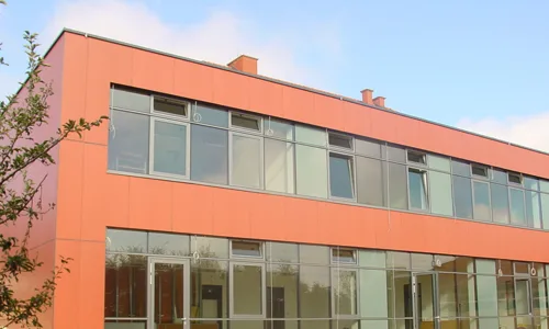 Gebäude mit roter Eternit-Fassade in Eternight-red