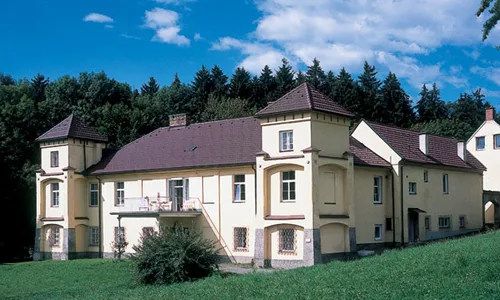 Pöglhof in Bruck an der Mur, Gesamtansicht mit dunklem Walmdach