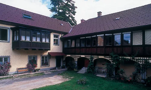 Pöglhof, Hofseite mit umlaufender Holzgalerie