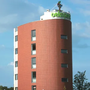 Rundes Turmgebäude mit roter Fassadenbekleidung