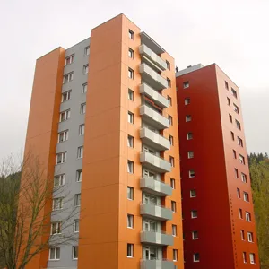 Wohnhochhaus mit orange-roter Fassadenbekleidung