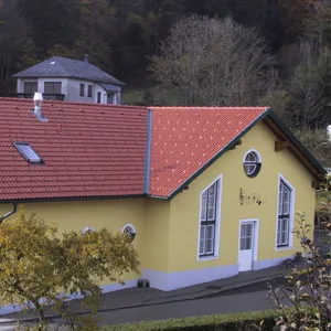 Gebäude am Hang mit rotem Ziegeldach